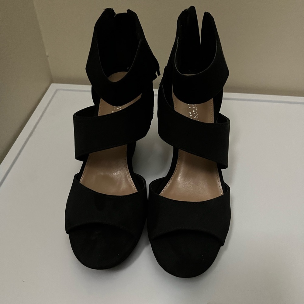 Black heels never worn